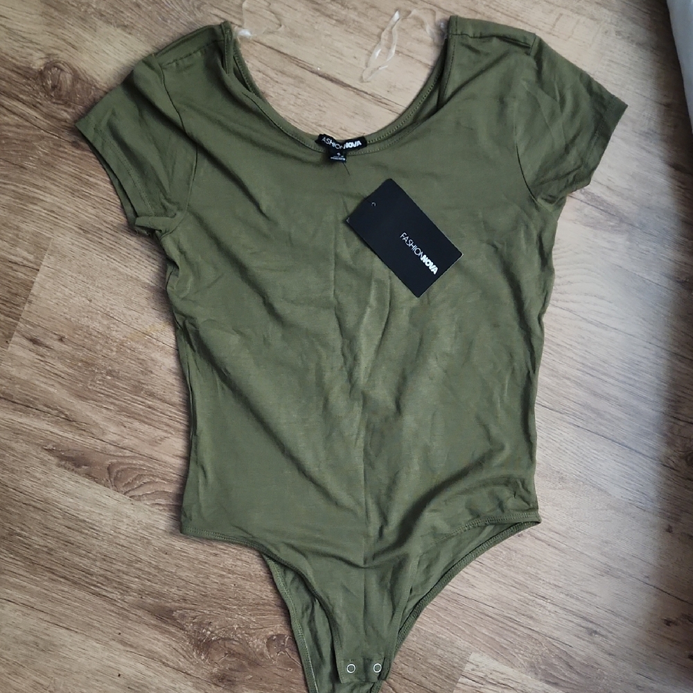 NWT Fashion Nova Cotton Olive Short Sleeve Scoop Neck Bodysuit Size S
